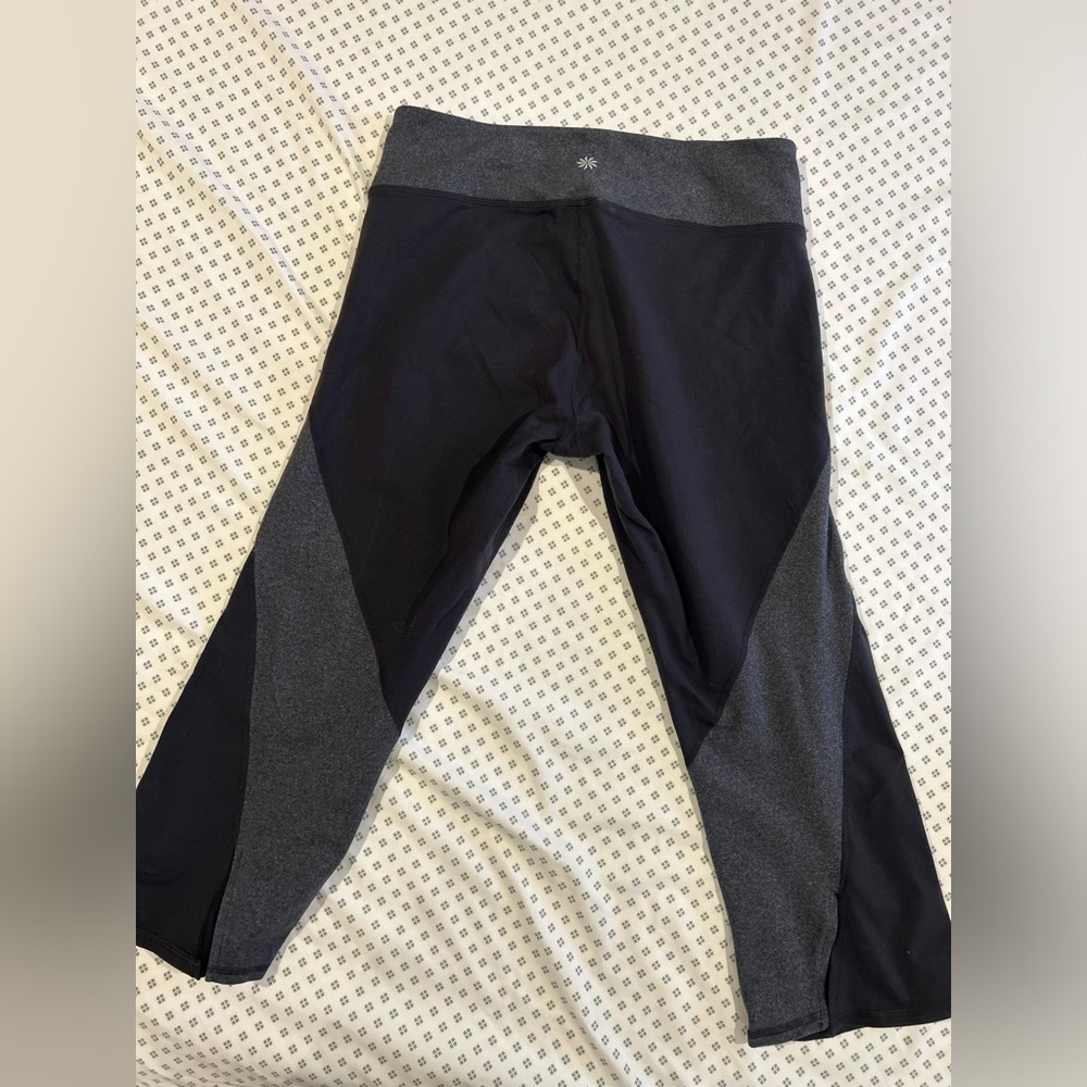 Athleta soft stretch flared capri yoga leggings. ently used sz.M.